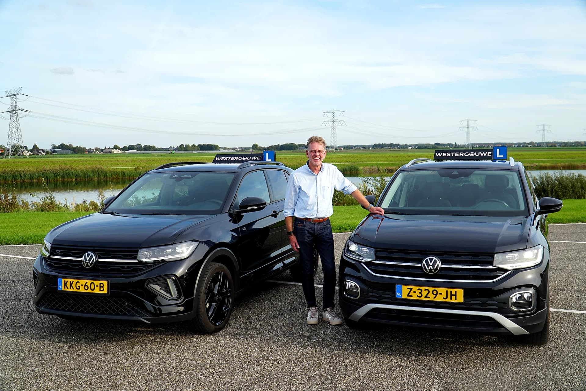 Jan Schep met de nieuwe lesauto's van Rijschool Westergouwe